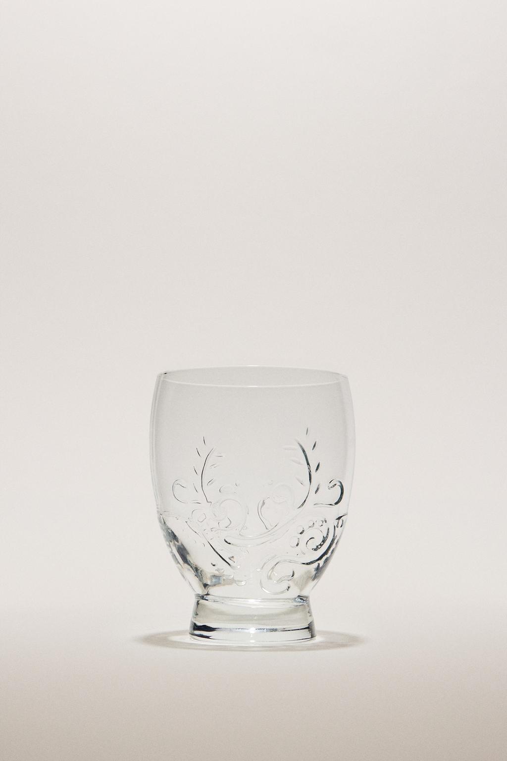 Стакан из прозрачного стекла с объемным цветочным узором
