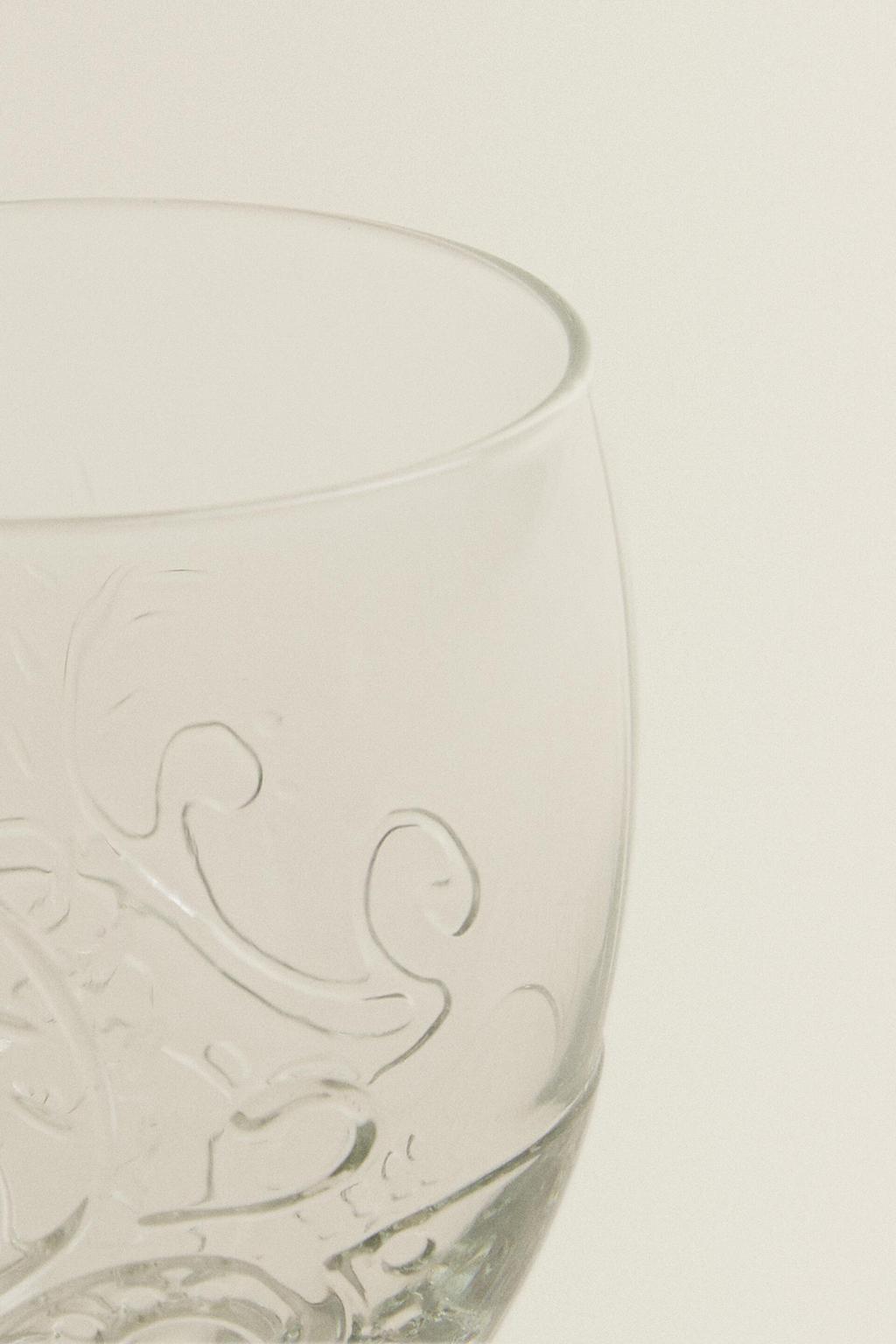 Стакан из прозрачного стекла с объемным цветочным узором