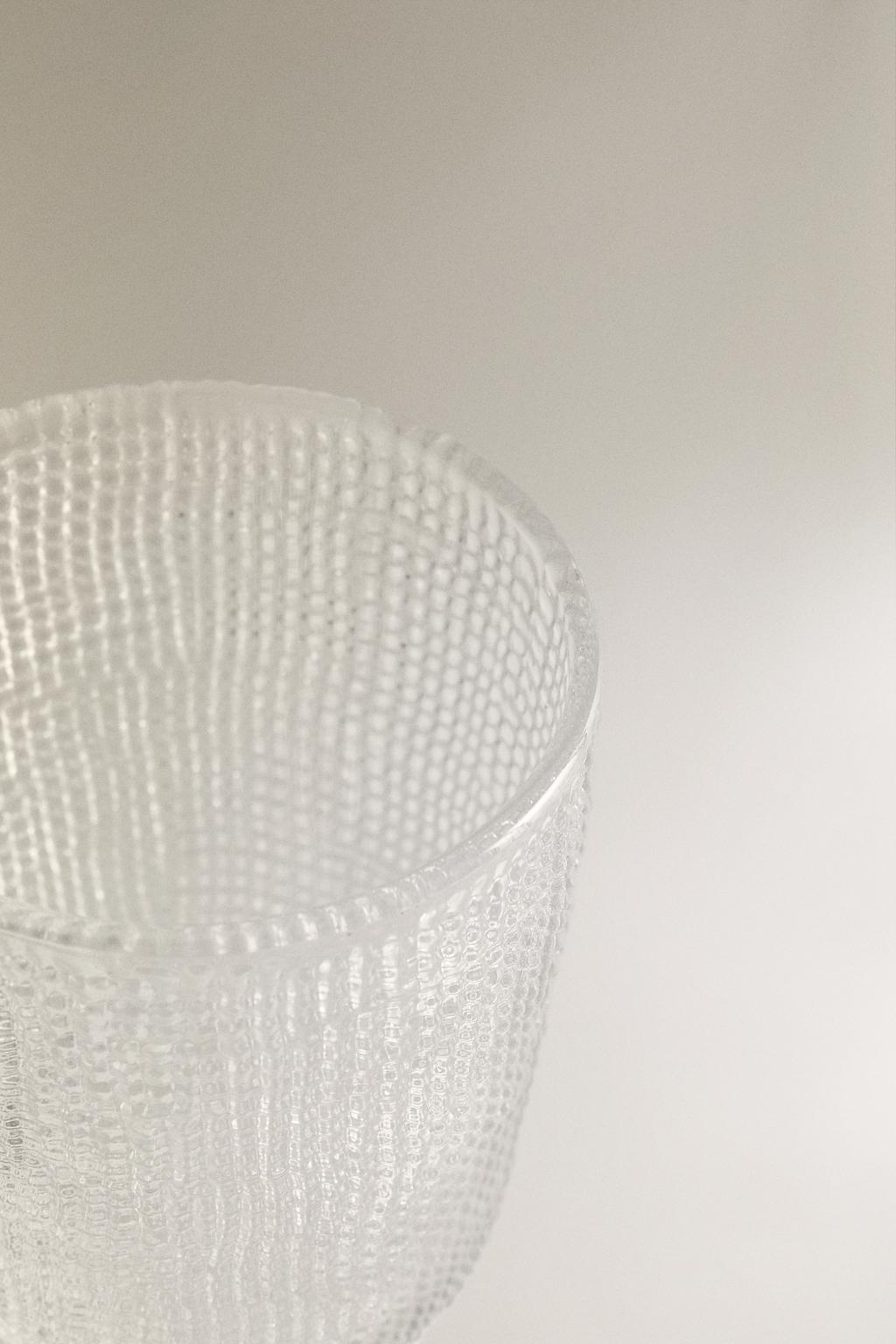 Стакан из стекла с рельефным узором