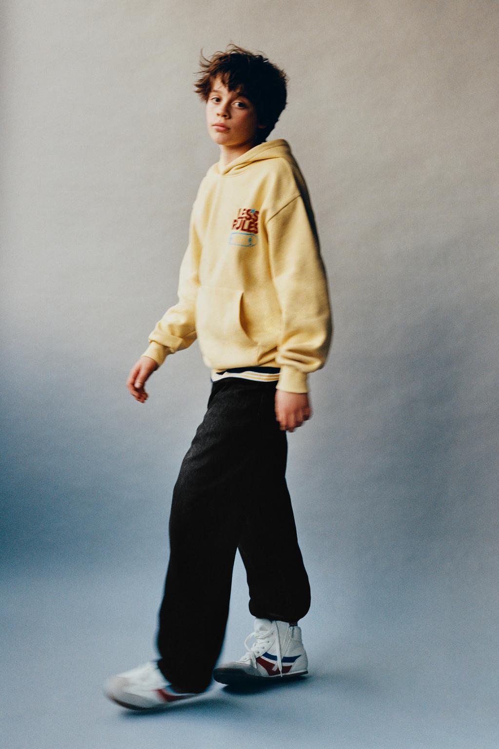 ХУДИ С КАПЮШОНОМ И СКЕЙТ-ПРИНТОМ