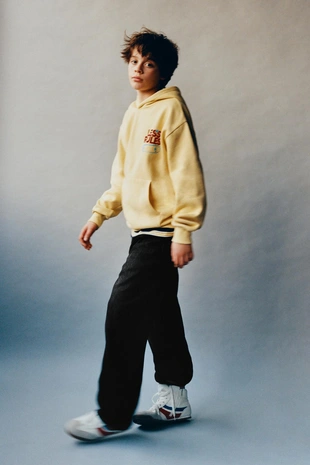 Худи с капюшоном и скейт-принтом- Заказать в России