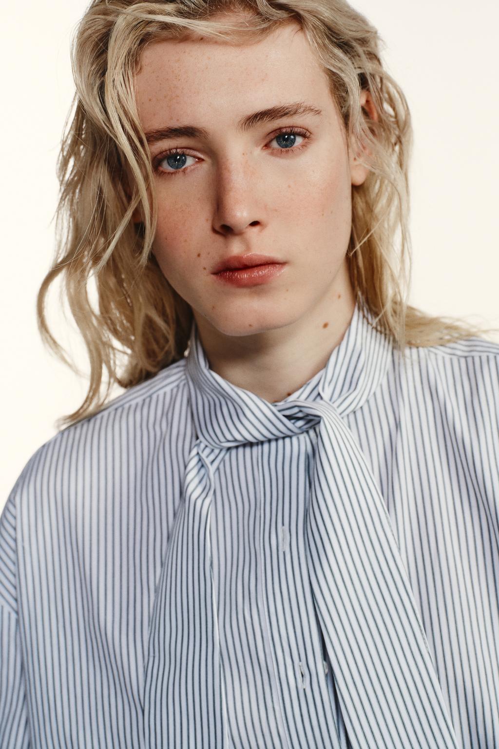 РУБАШКА ИЗ ПОПЛИНА В ПОЛОСКУ С ШАРФОМ