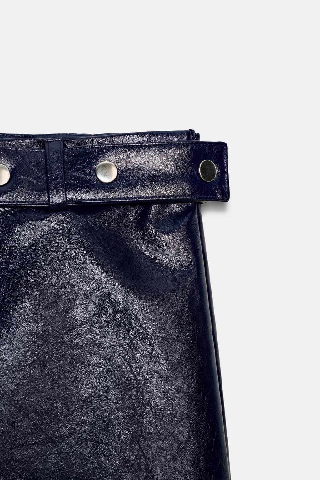 МИНИ-ЮБКА ИЗ ИСКУССТВЕННОЙ КОЖИ С ЗАКЛЕПКАМИ