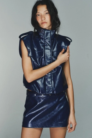 Мини-юбка из искусственной кожи с заклепками- Заказать в России