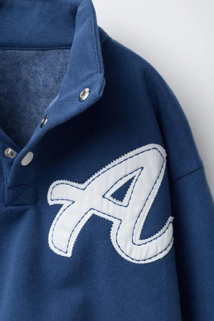 Толстовка с нашивкой-буквой- Заказать в России