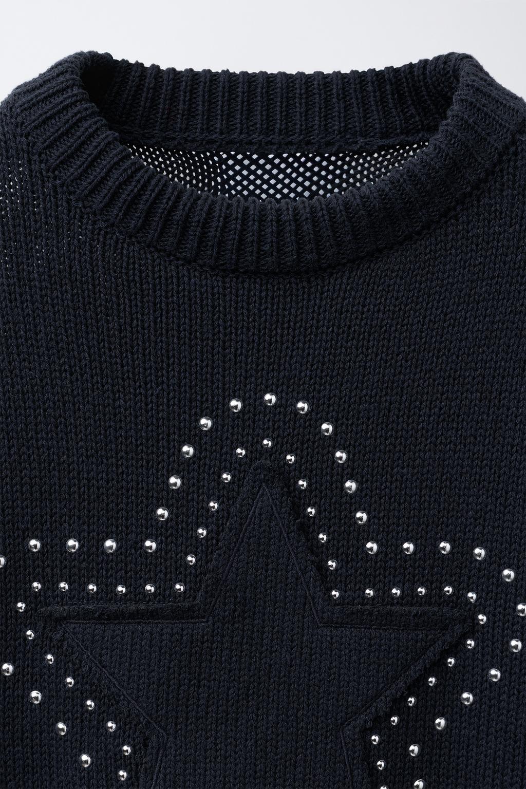 ВЯЗАНЫЙ СВИТЕР С ЗВЕЗДАМИ И ЗАКЛЕПКАМИ