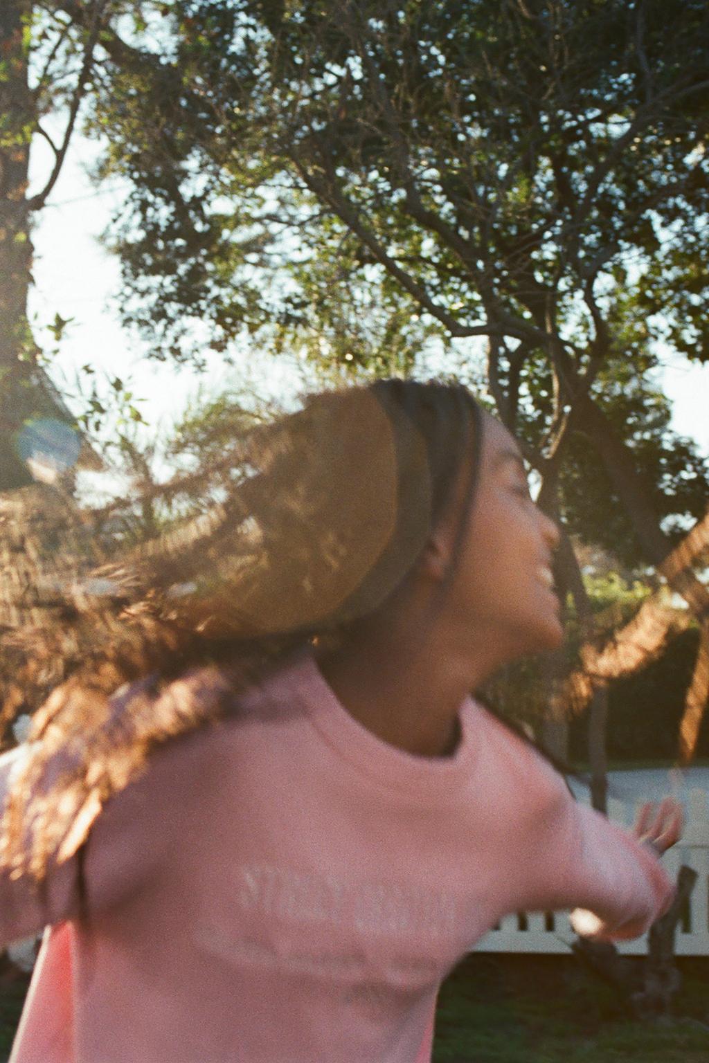 ВЯЗАНЫЙ СВИТЕР С ВЫШИТОЙ НАДПИСЬЮ