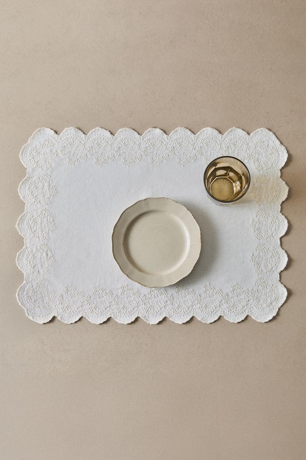 Салфетка с вышитым блондинистым кружевом из хлопка