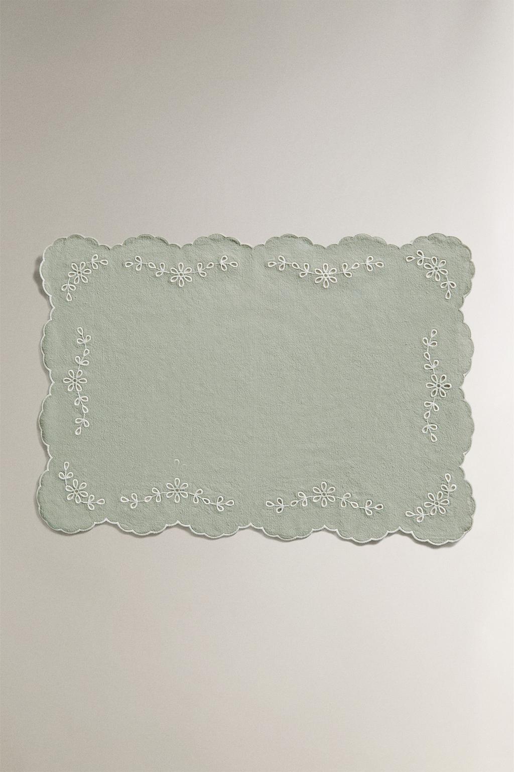 Плетеная подставка с вышивкой кроше