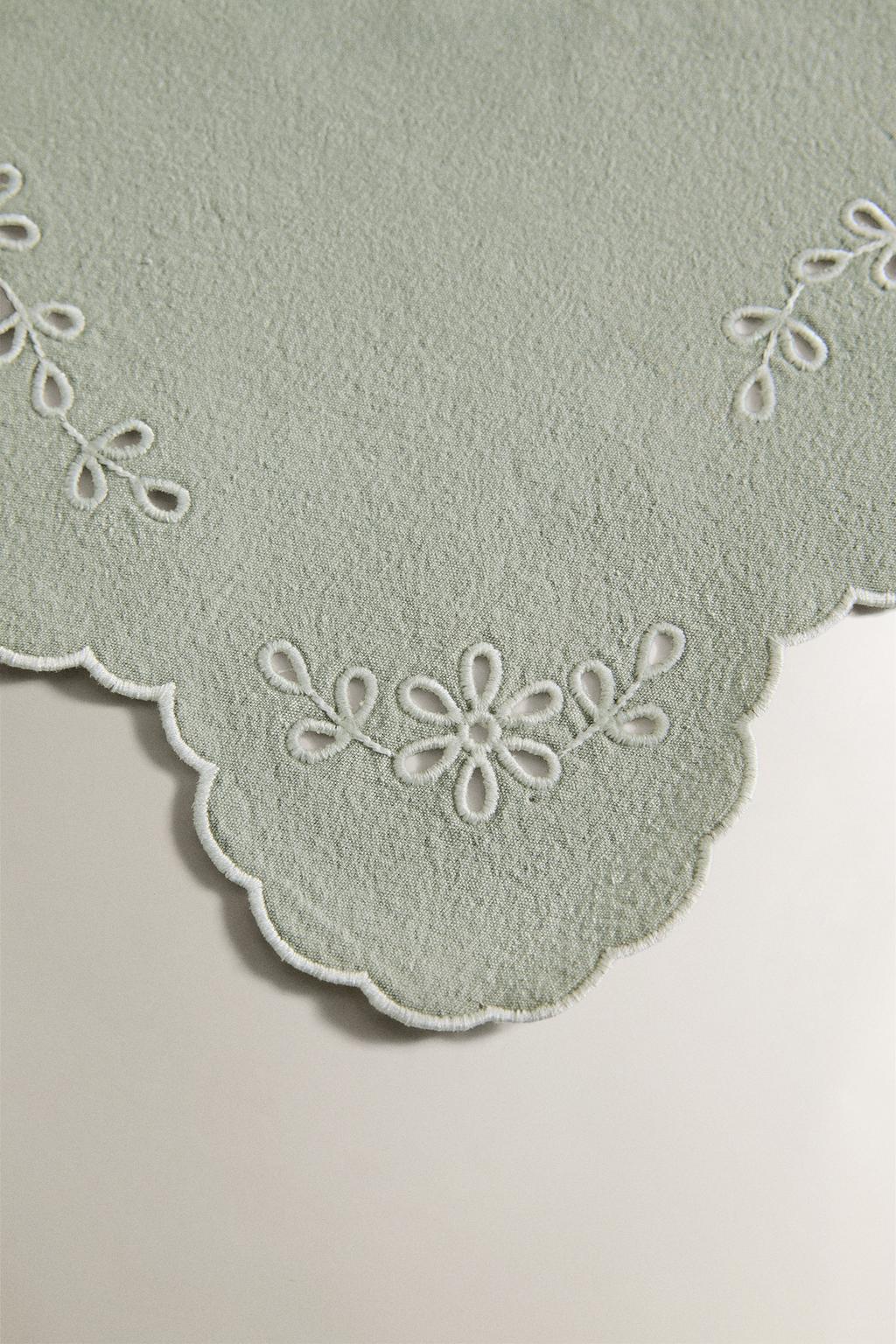 Плетеная подставка с вышивкой кроше