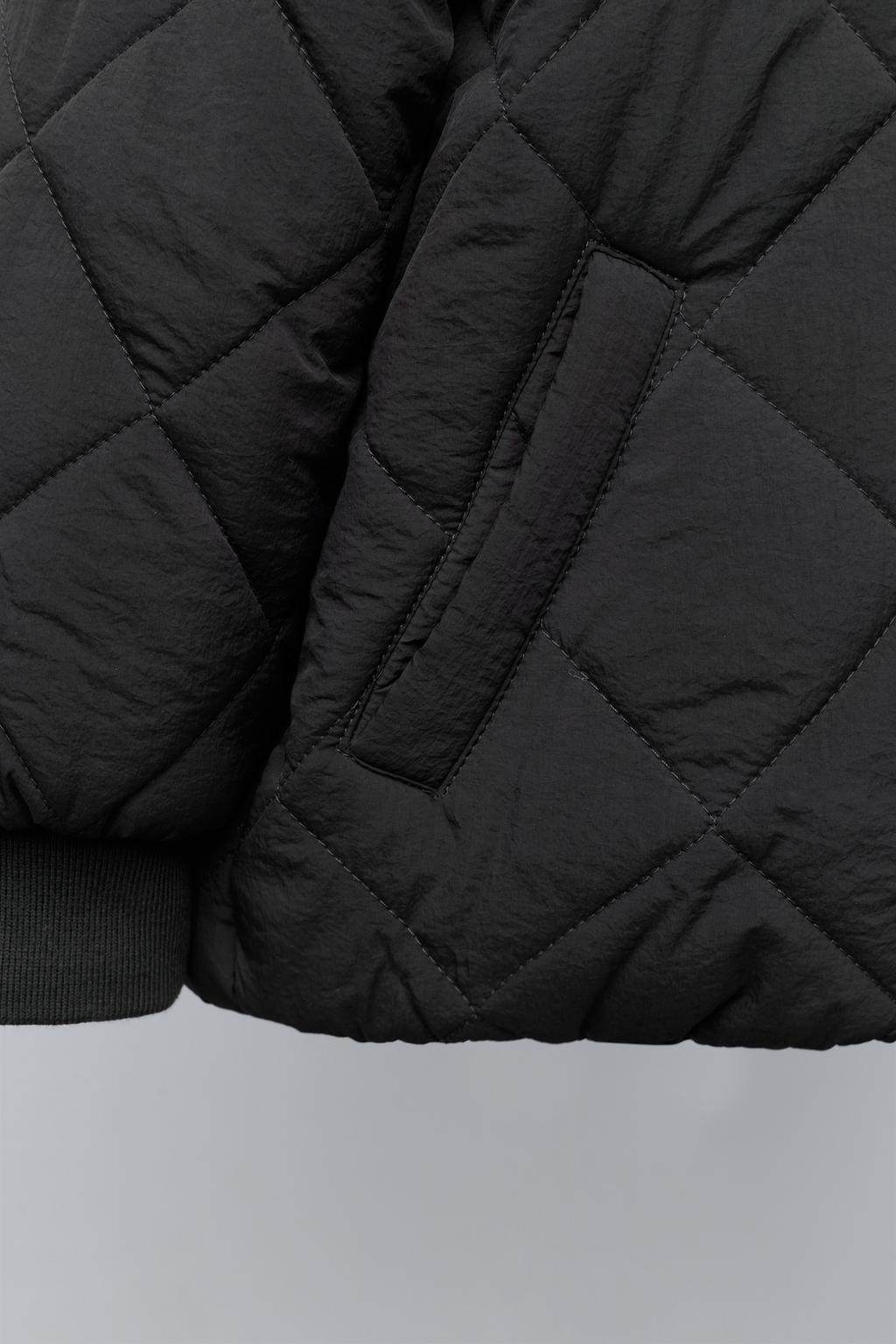 СТЕГАНАЯ КУРТКА С КОМБИНИРОВАННЫМ КАПЮШОНОМ