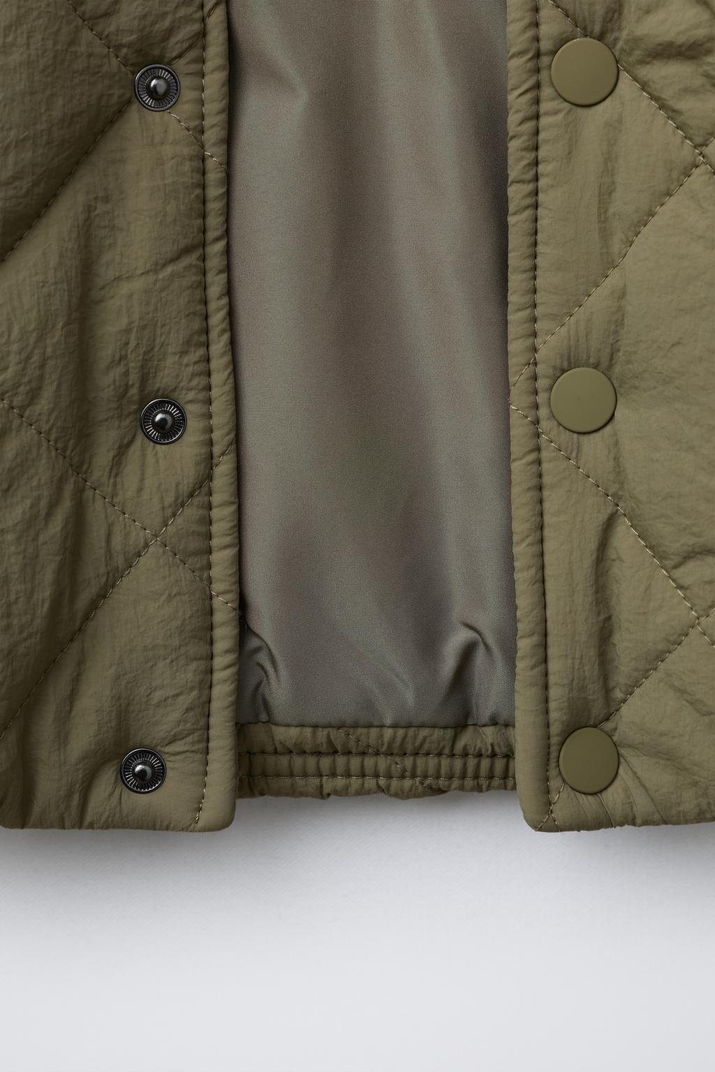 СТЕГАНАЯ КУРТКА С КОМБИНИРОВАННЫМ КАПЮШОНОМ