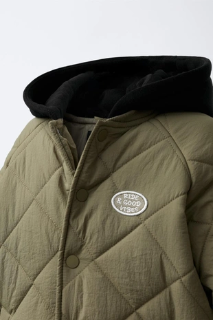 Стеганая куртка с комбинированным капюшоном- Заказать в России