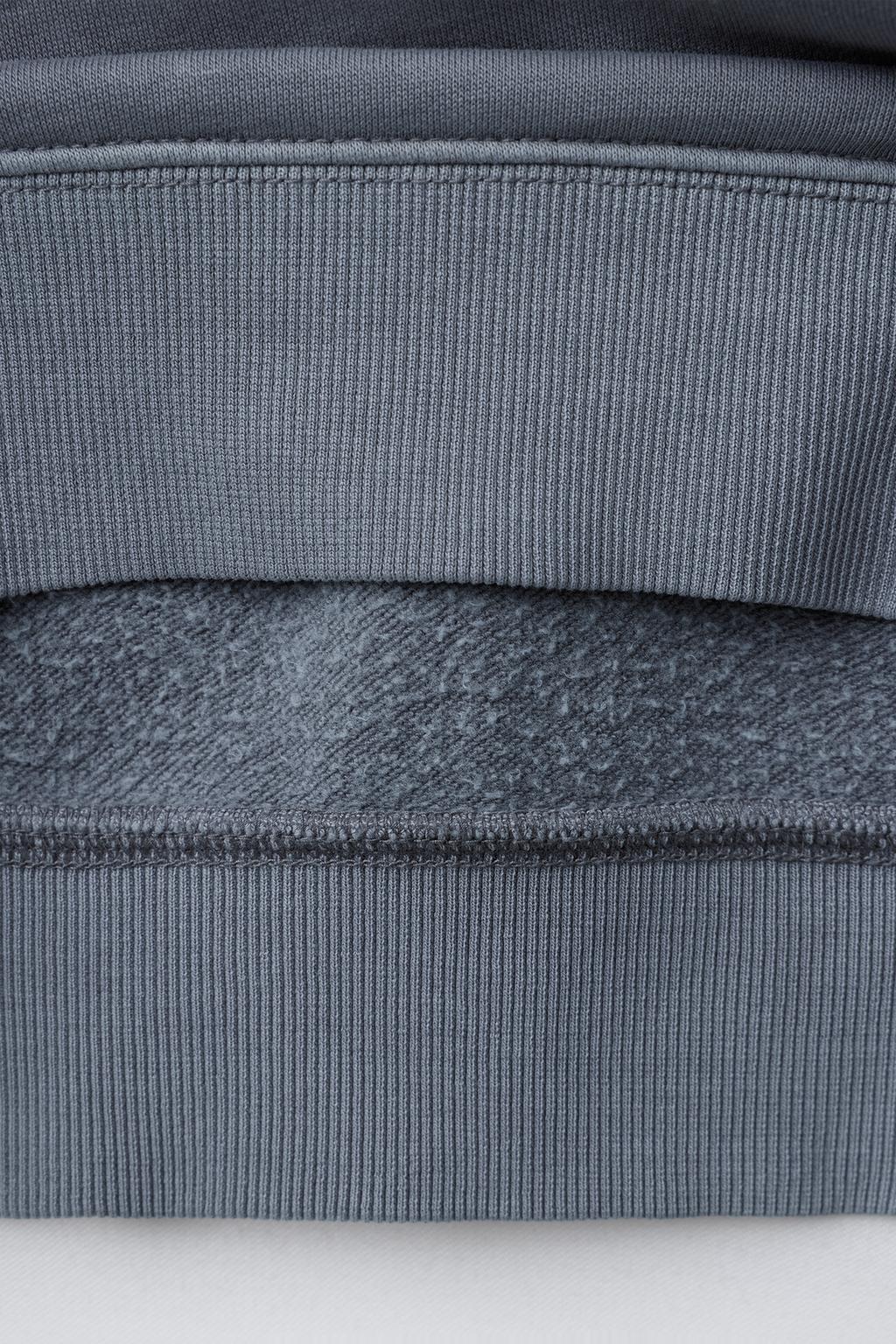 ТОЛСТОВКА ИЗ ТКАНИ С ЭФФЕКТОМ ПОТЕРТОСТИ С ТЕКСТОМ