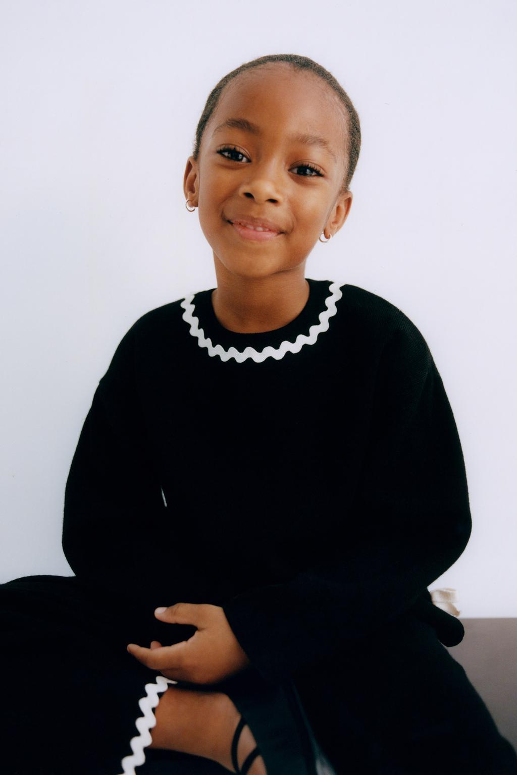 ВЯЗАНЫЙ ДЖЕРСИ С ВОЛНИСТЫМИ ДЕТАЛЯМИ