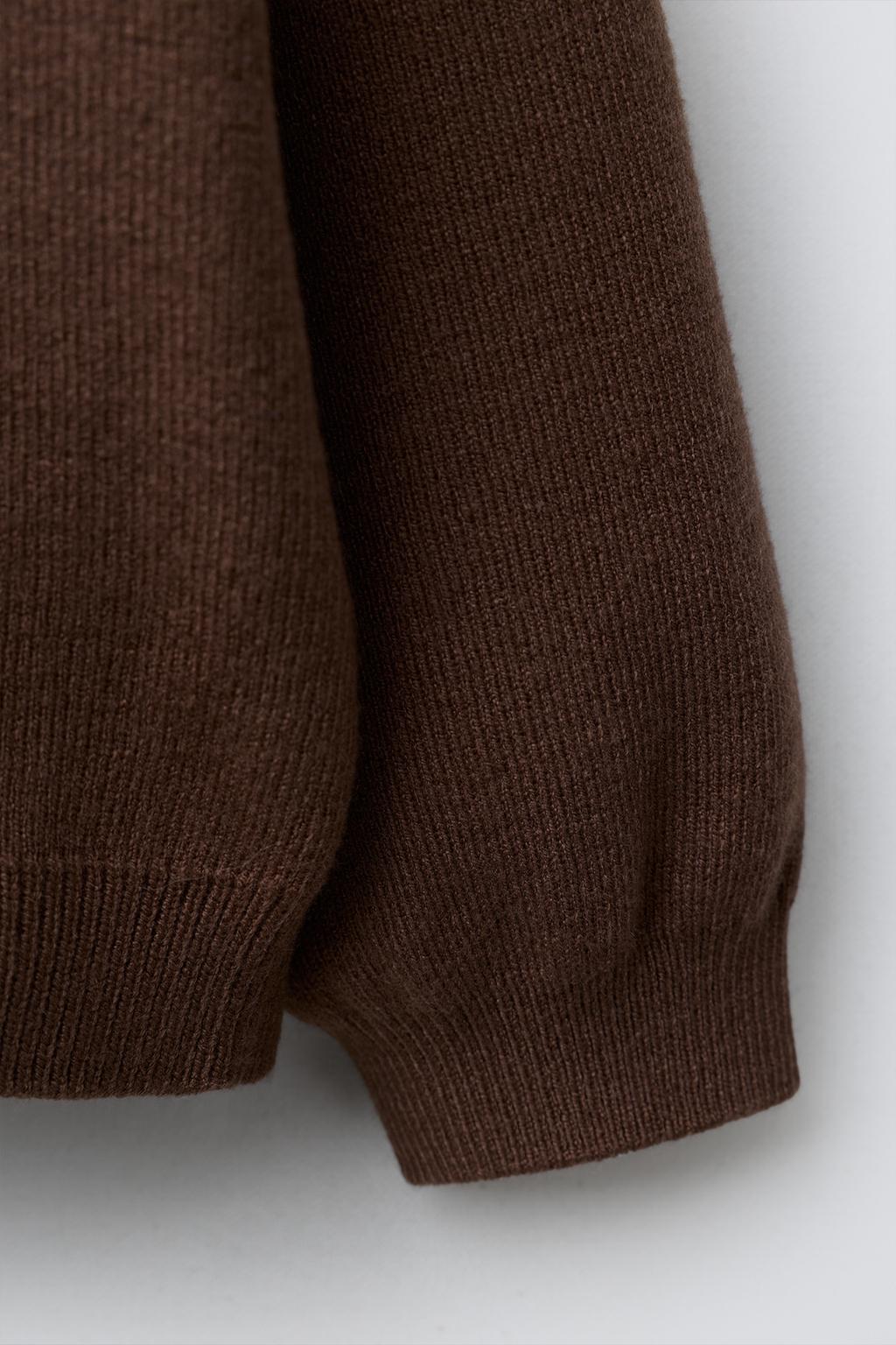 ВЯЗАНЫЙ СВИТЕР В КЛЕТКУ ВИШИ С КРУГЛЫМ ВОРОТНИКОМ