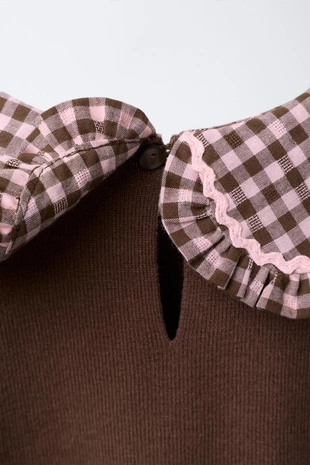 Вязаный свитер в клетку виши с круглым воротником