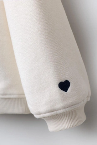 Толстовка с вышивкой «капибара и сердце»- Заказать в России