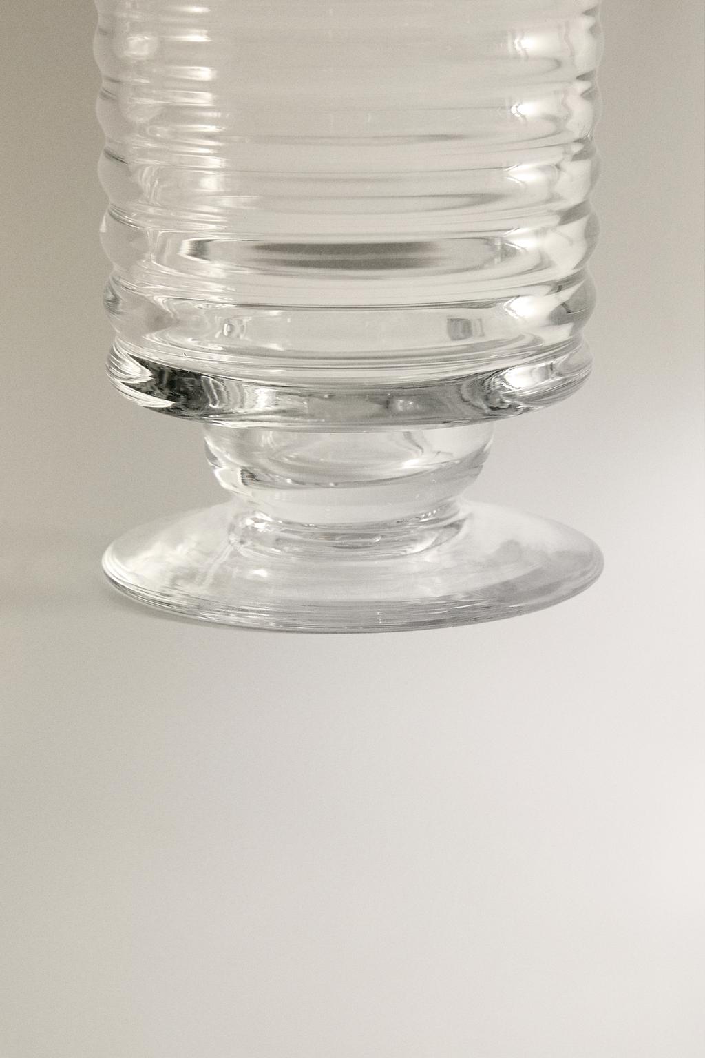 Бокал для вина с поднятыми линиями