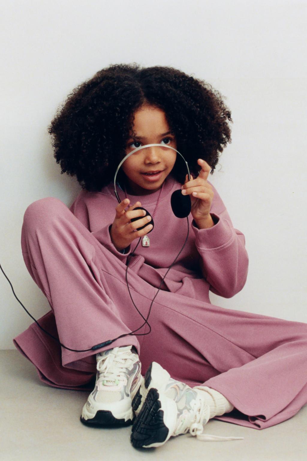 БРЮКИ WIDE LEG ИЗ МЯГКОЙ ТКАНИ С РЕЛЬЕФНОЙ НАДПИСЬЮ