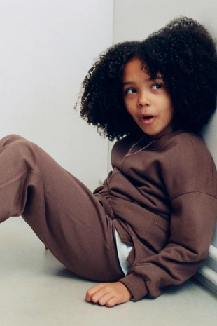 Брюки WIDE LEG из мягкой ткани с рельефной надписью- Заказать в России