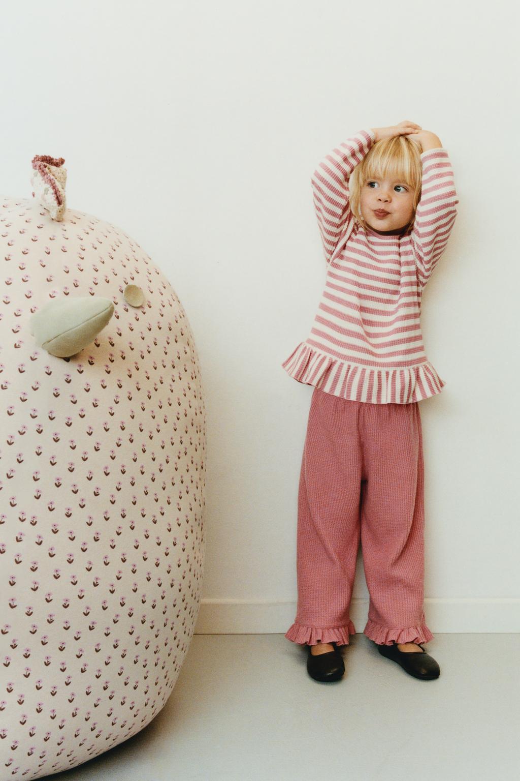 БРЮКИ-КЮЛОТЫ ИЗ РИФЛЕНОГО ТРИКОТАЖА С ВОЛАНАМИ