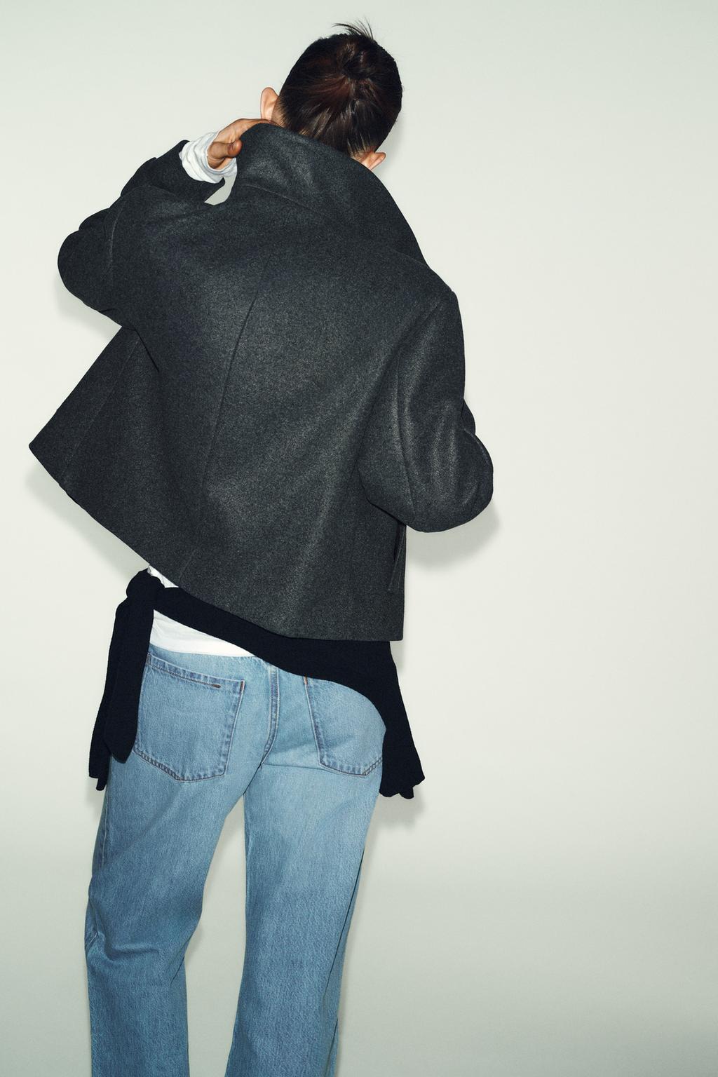 КОРОТКОЕ ПАЛЬТО С ВЫСОКИМ ВОРОТНИКОМ