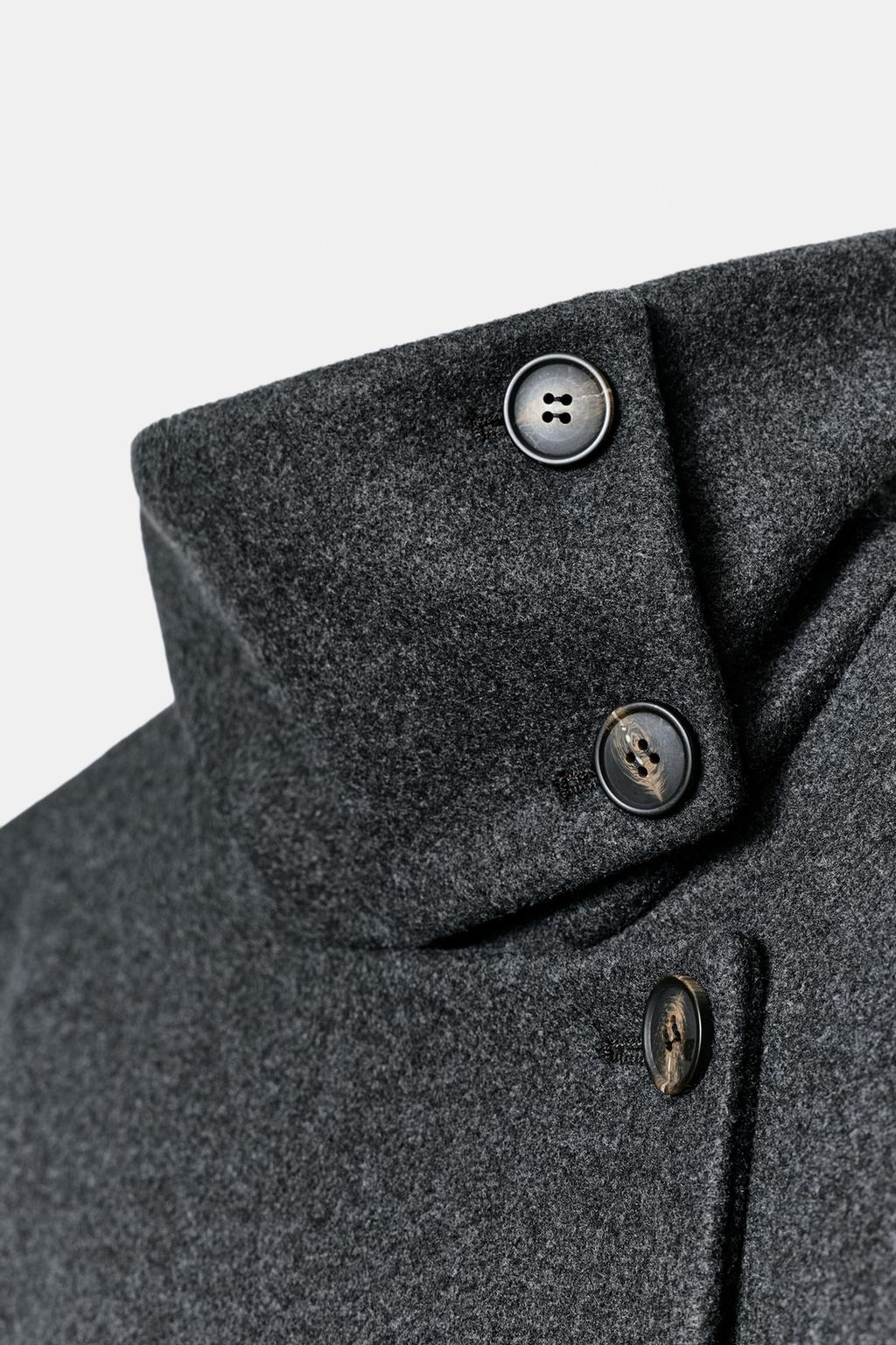 КОРОТКОЕ ПАЛЬТО С ВЫСОКИМ ВОРОТНИКОМ