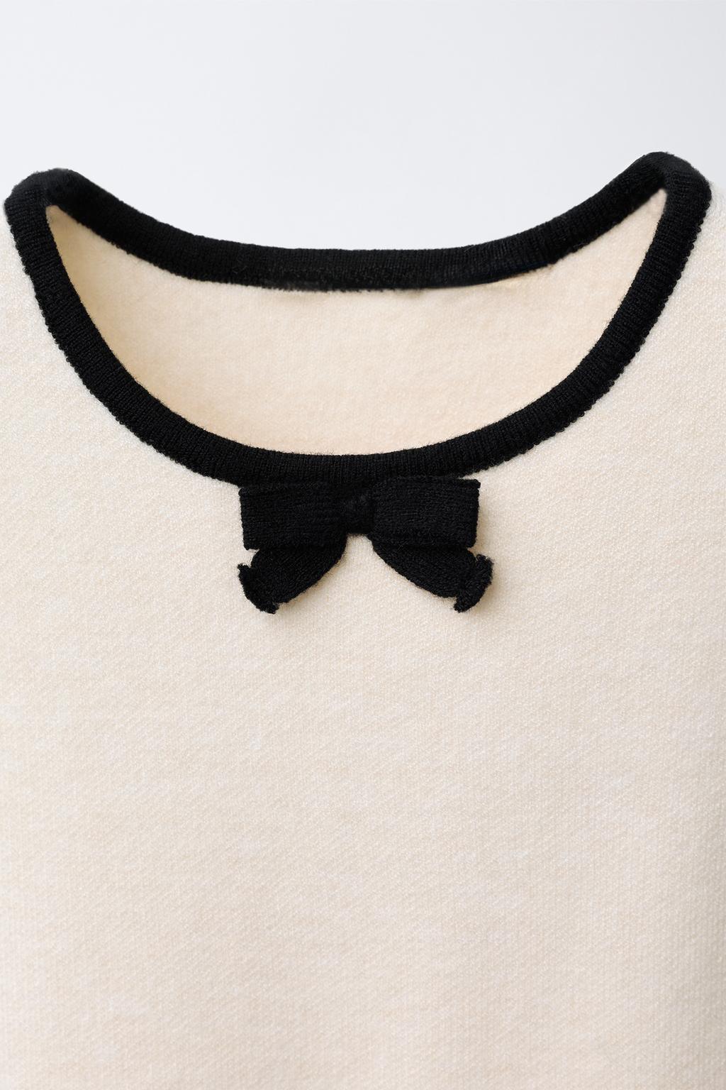 ТРИКОТАЖНОЕ ПЛАТЬЕ С КОНТРАСТНЫМИ ВОЛНАМИ