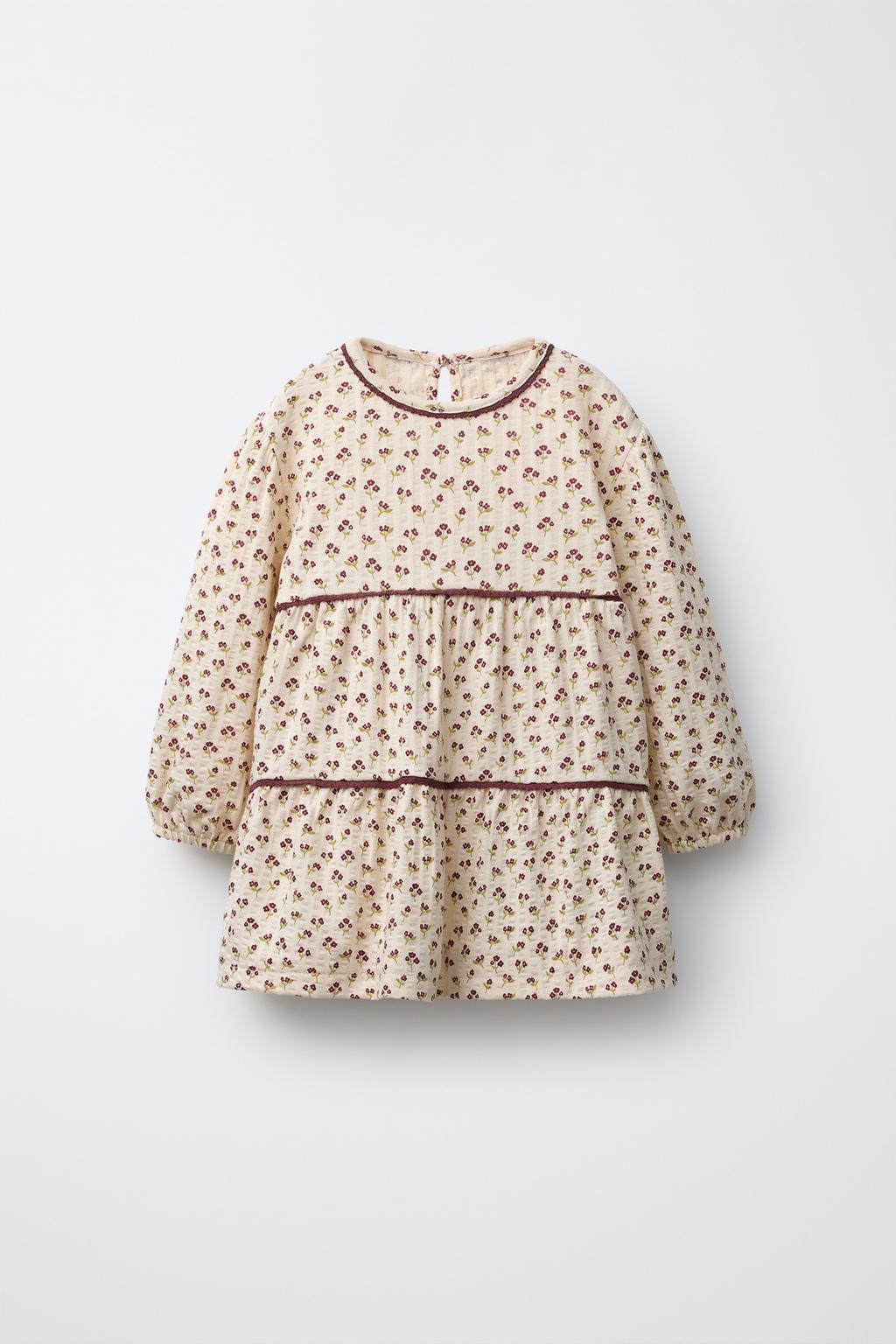 ПЛАТЬЕ ИЗ РЕЛЬЕФНОЙ ТКАНИ С ЦВЕТОЧНЫМИ ВСТАВКАМИ