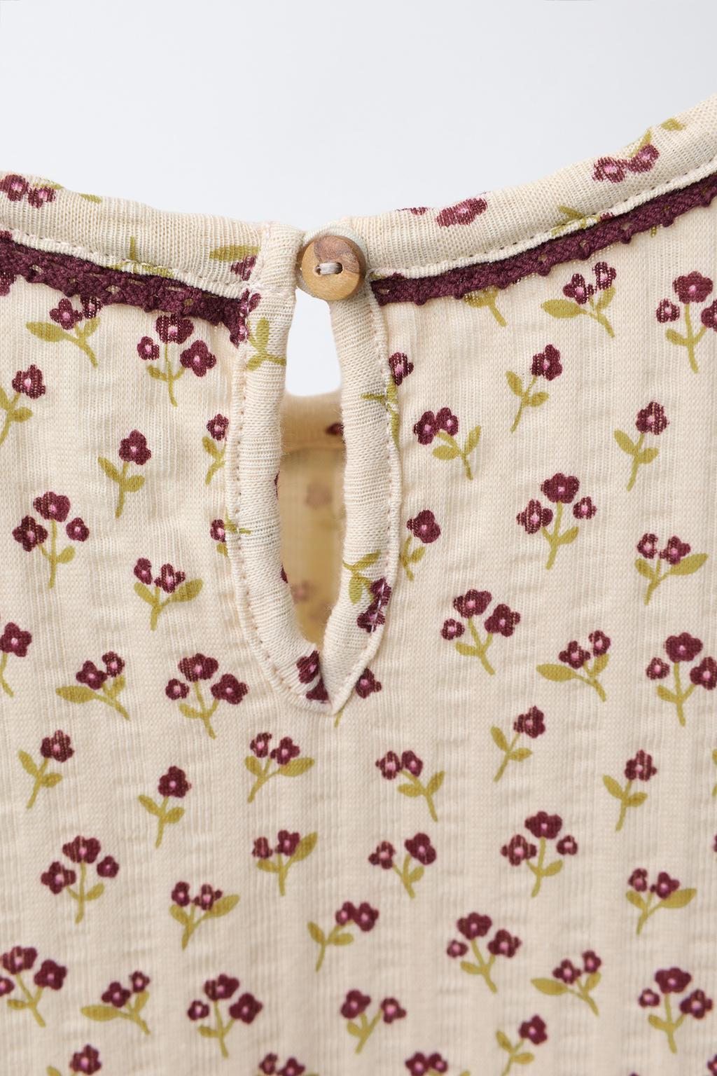 ПЛАТЬЕ ИЗ РЕЛЬЕФНОЙ ТКАНИ С ЦВЕТОЧНЫМИ ВСТАВКАМИ