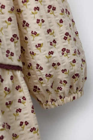 Платье из рельефной ткани с цветочными вставками- Заказать в России