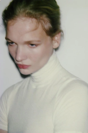 Футболка асимметричного кроя с высоким воротником- Заказать в России