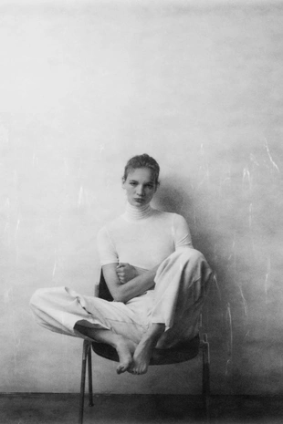 Футболка асимметричного кроя с высоким воротником- Заказать в России