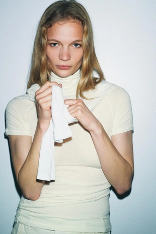 Футболка асимметричного кроя с высоким воротником- Заказать в России