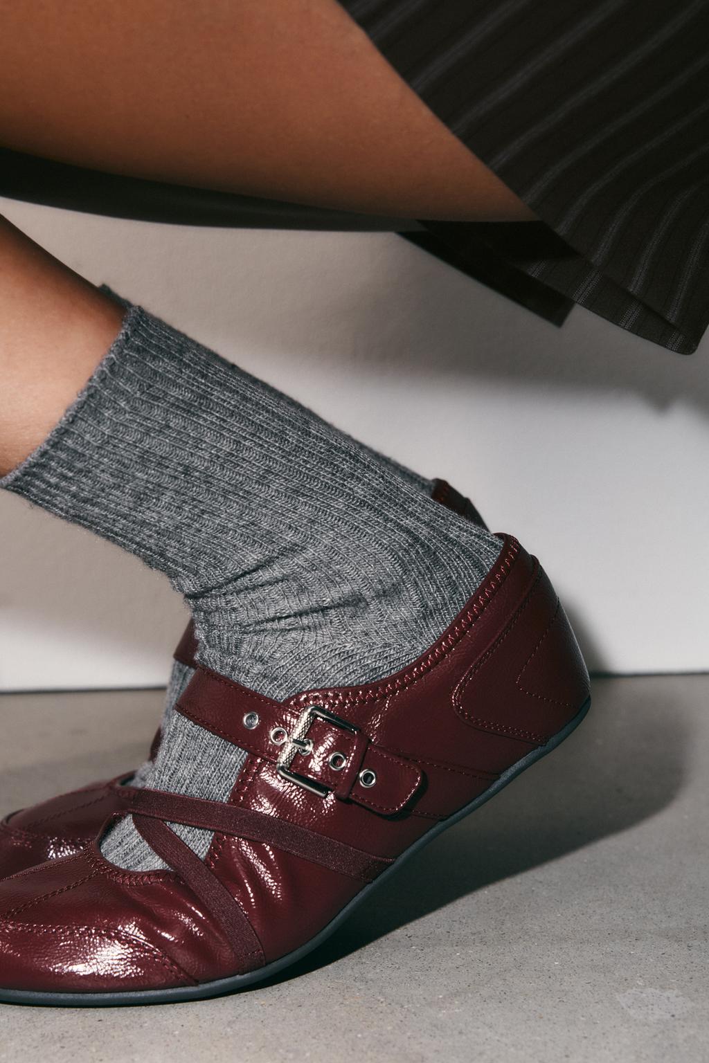 БАЛЕТКИ ИЗ ЛАКИРОВАННОЙ ИСКУССТВЕННОЙ КОЖИ С ПРЯЖКАМИ