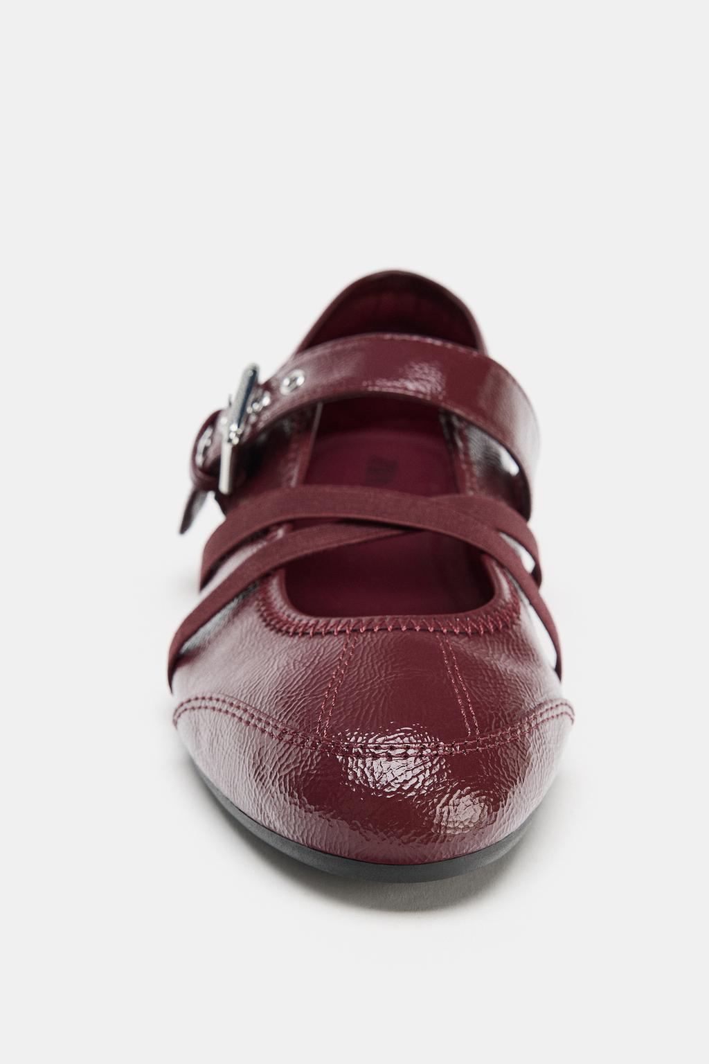 БАЛЕТКИ ИЗ ЛАКИРОВАННОЙ ИСКУССТВЕННОЙ КОЖИ С ПРЯЖКАМИ