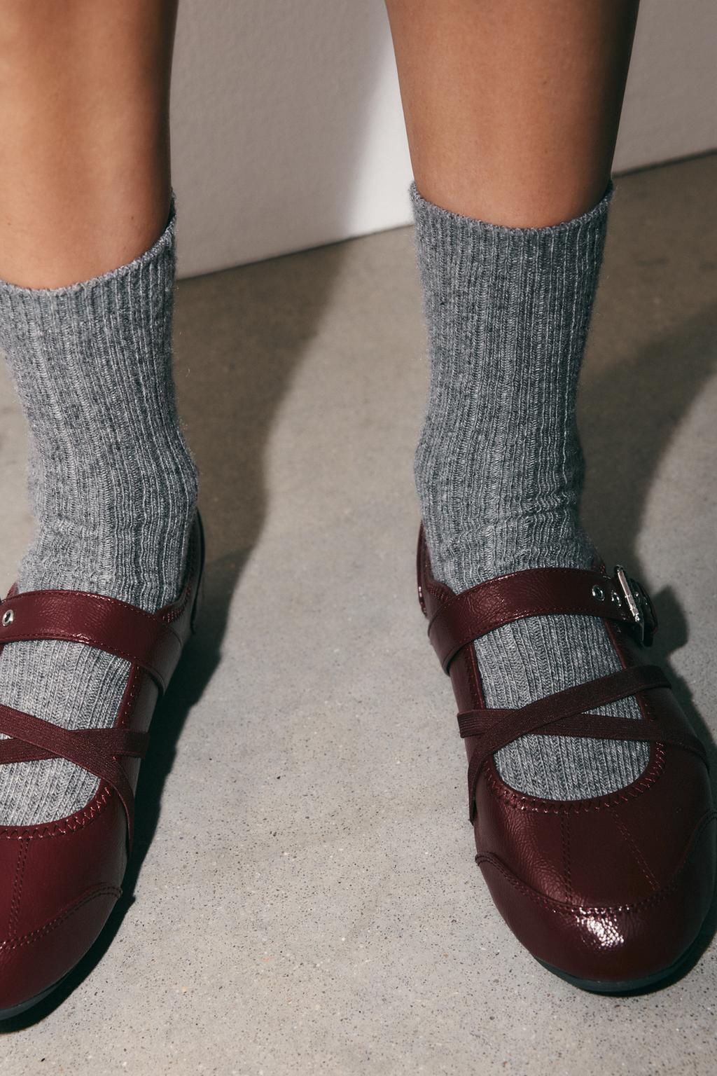 БАЛЕТКИ ИЗ ЛАКИРОВАННОЙ ИСКУССТВЕННОЙ КОЖИ С ПРЯЖКАМИ