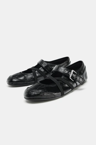 Балетки из лакированной искусственной кожи с пряжками