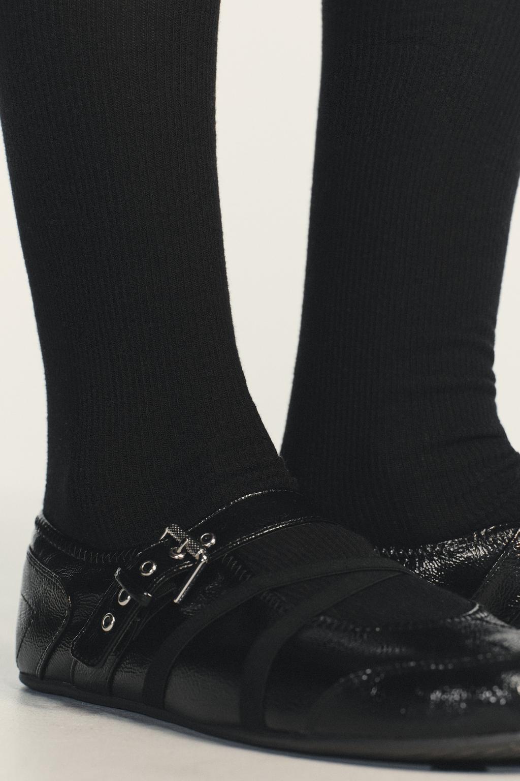 БАЛЕТКИ ИЗ ЛАКИРОВАННОЙ ИСКУССТВЕННОЙ КОЖИ С ПРЯЖКАМИ