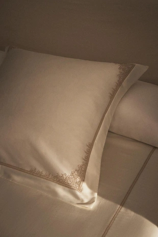 Наволочка из сатина с вышивкой- Заказать в России