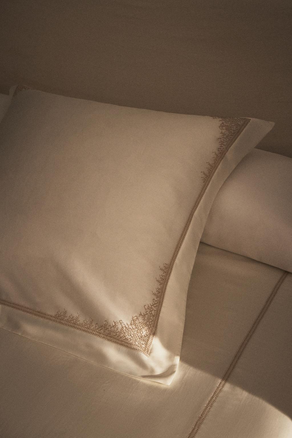 Наволочка из сатина с вышивкой