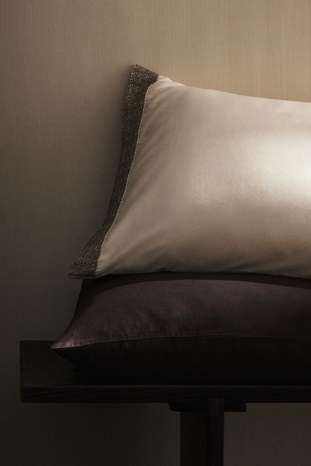 Наволочка из сатина с вышивкой (300 нитей)