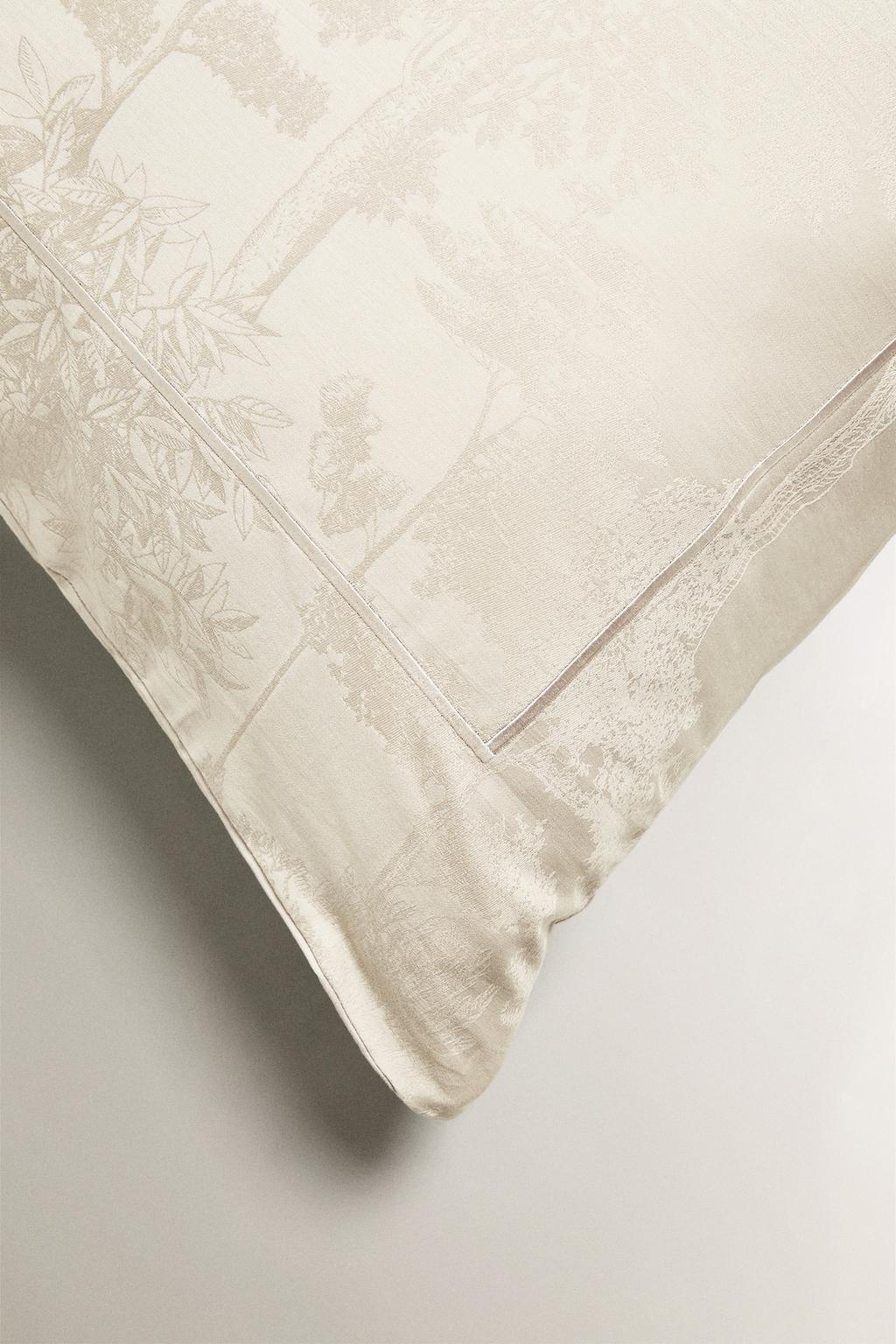 Наволочка из сатина с жаккардовым узором