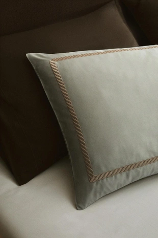 Наволочка из сатина с декоративной вышивкой- Заказать в России