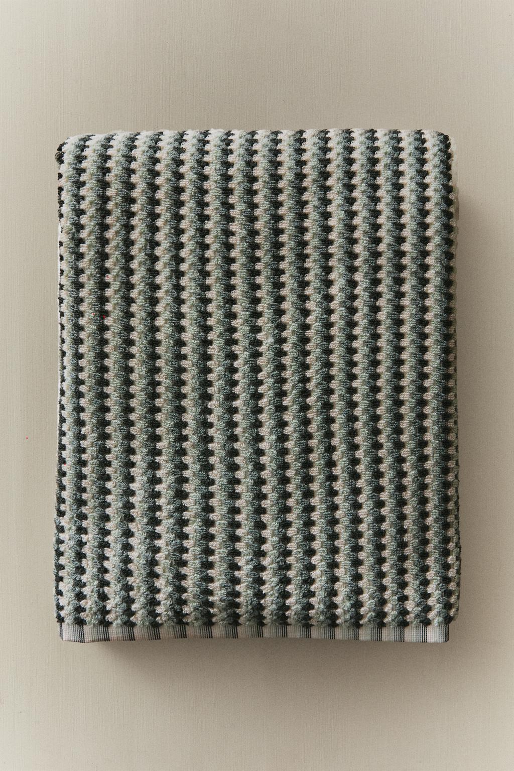 Хлопковое банное полотенце с геометрическим жаккардовым узором