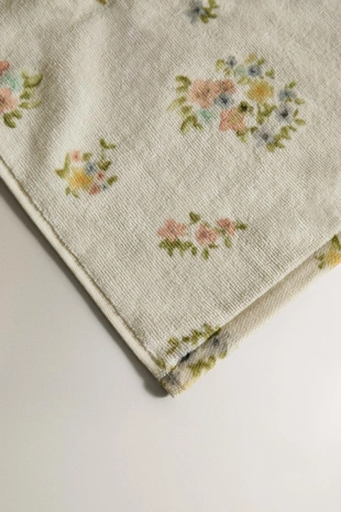 Велюровое полотенце с цветочным принтом- Заказать в России