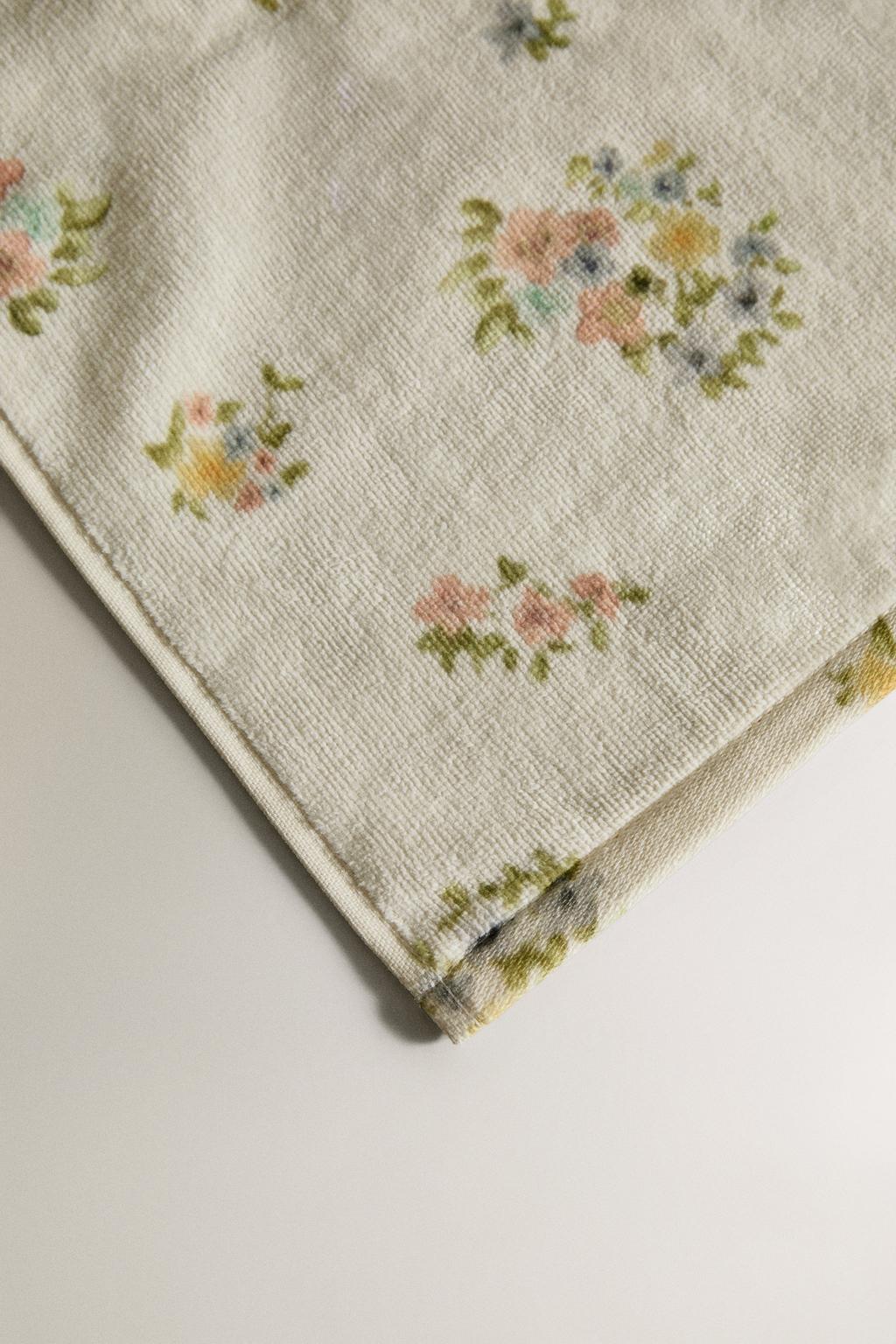 Велюровое полотенце с цветочным принтом