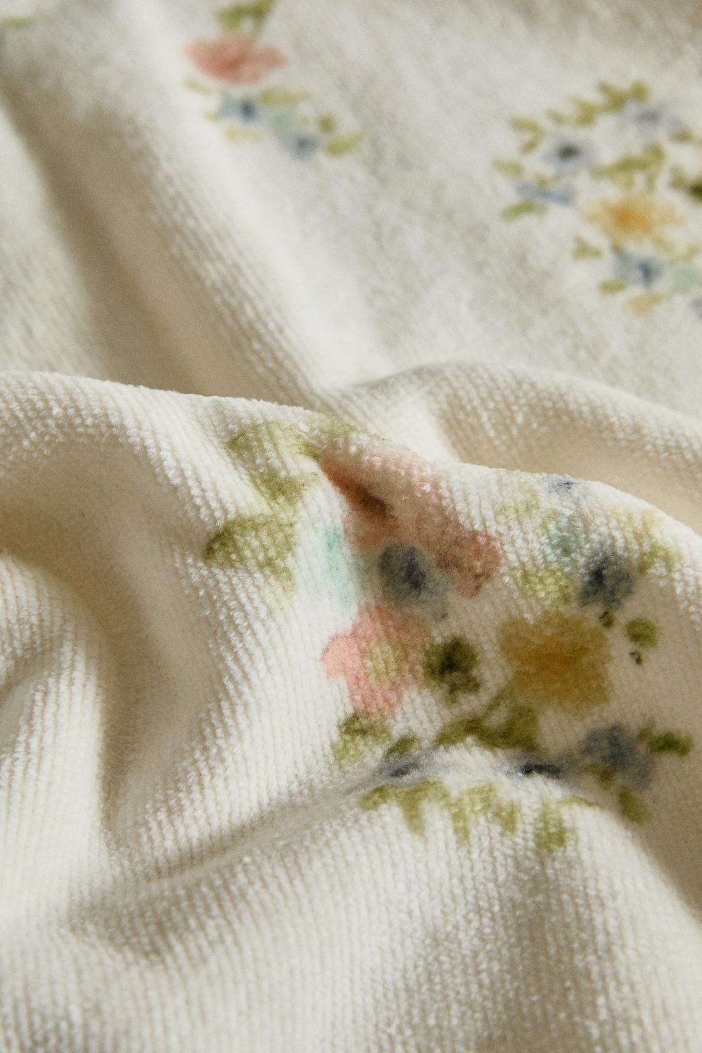 Велюровое полотенце с цветочным принтом