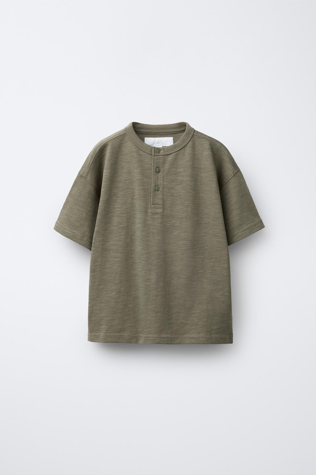 ОДНОТОННАЯ ФУТБОЛКА С ВОРОТНИКОМ НА ПУГОВИЦАХ